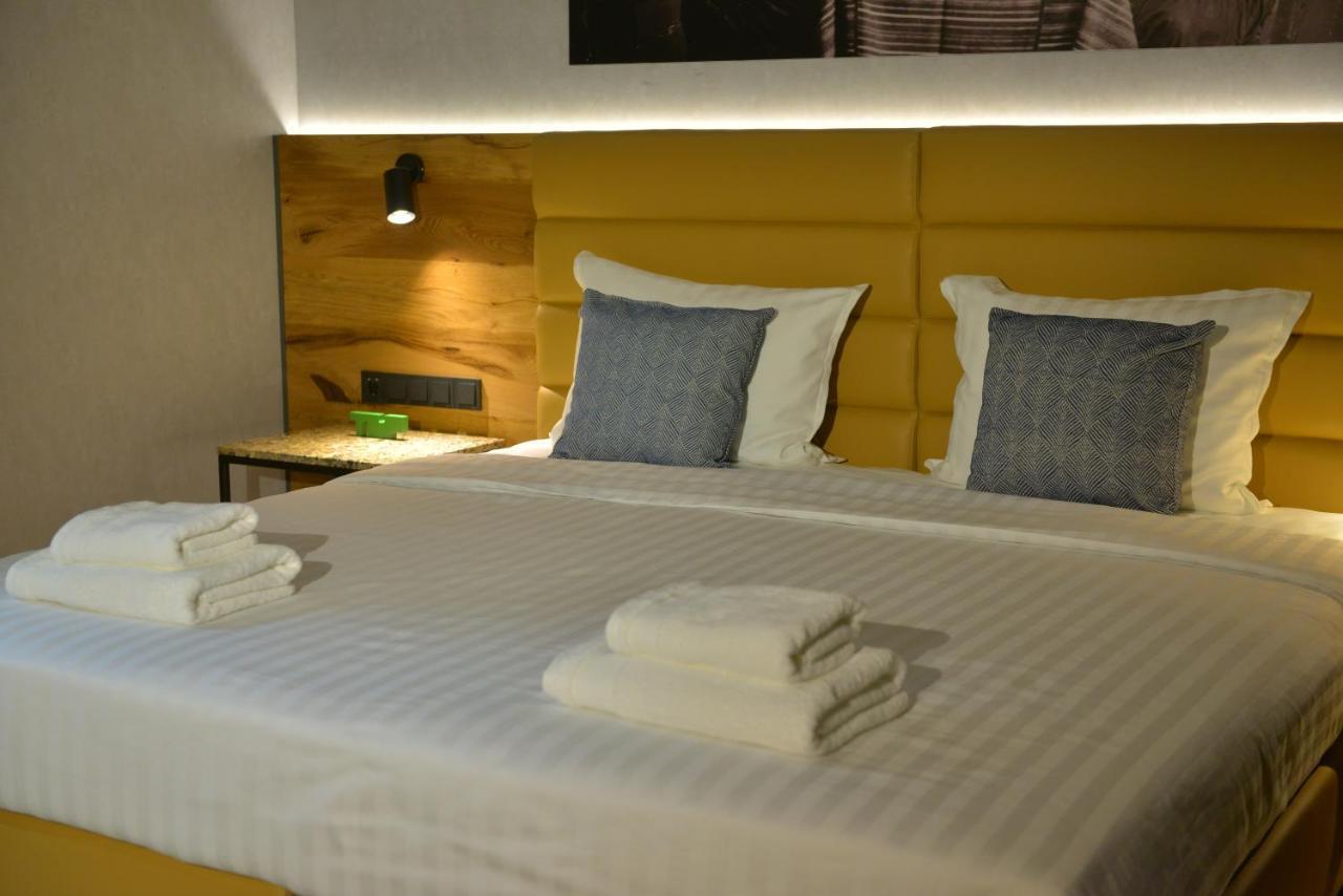 Mk Hotel Tirana Rinas Exteriér fotografie A bed with a headboard