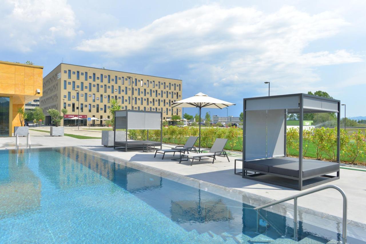 Mk Hotel Tirana Rinas Exteriér fotografie The swimming pool at the hotel