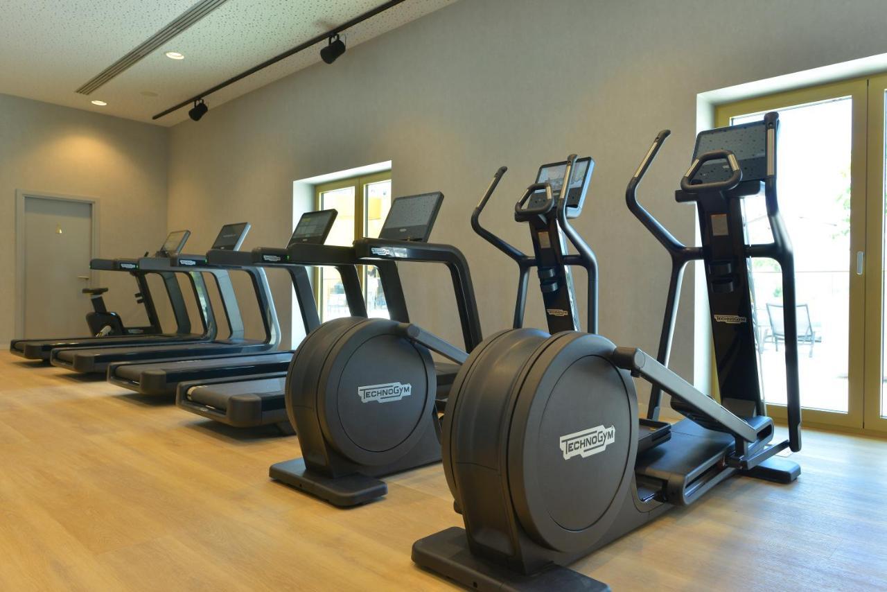 Mk Hotel Tirana Rinas Exteriér fotografie Elliptical cross trainer