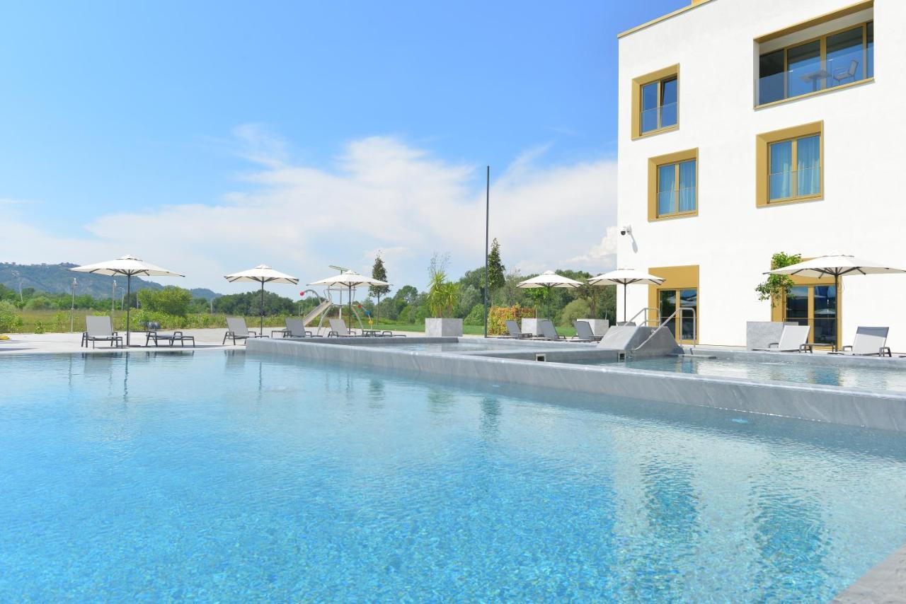 Mk Hotel Tirana Rinas Exteriér fotografie The outdoor pool at the Hotel