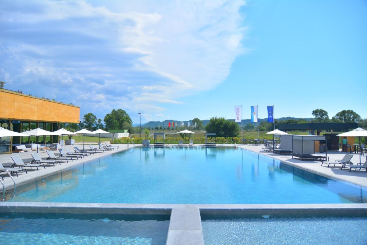 Mk Hotel Tirana Rinas Exteriér fotografie The swimming pool at the complex