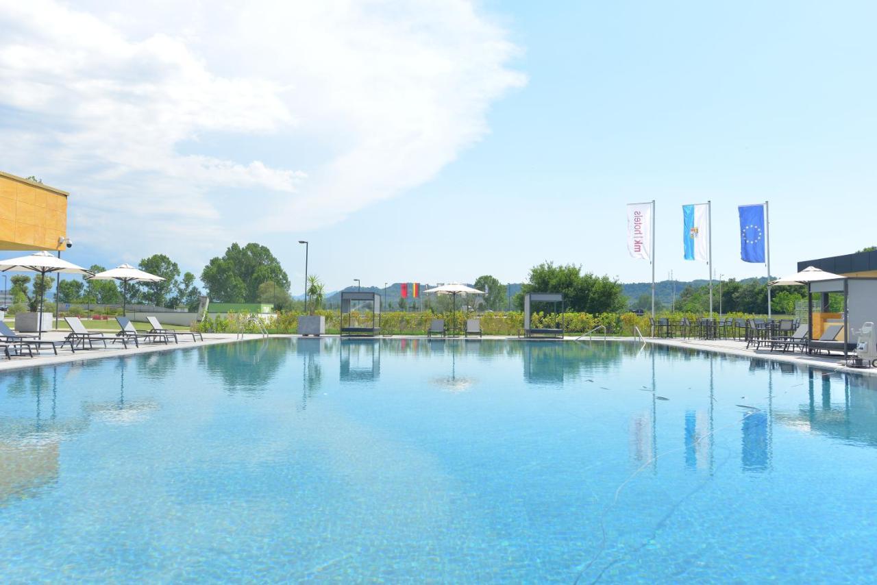 Mk Hotel Tirana Rinas Exteriér fotografie The swimming pool at the resort