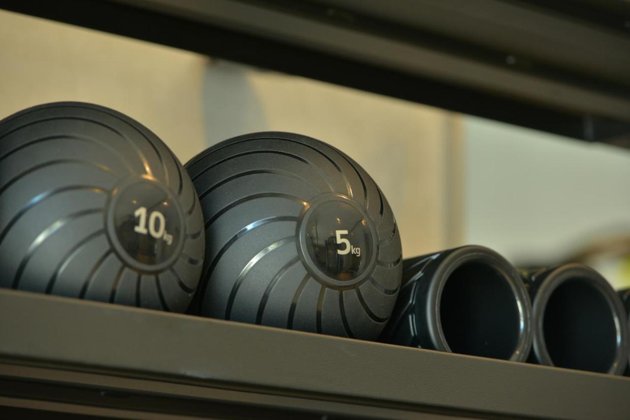 Mk Hotel Tirana Rinas Exteriér fotografie A set of kettlebells
