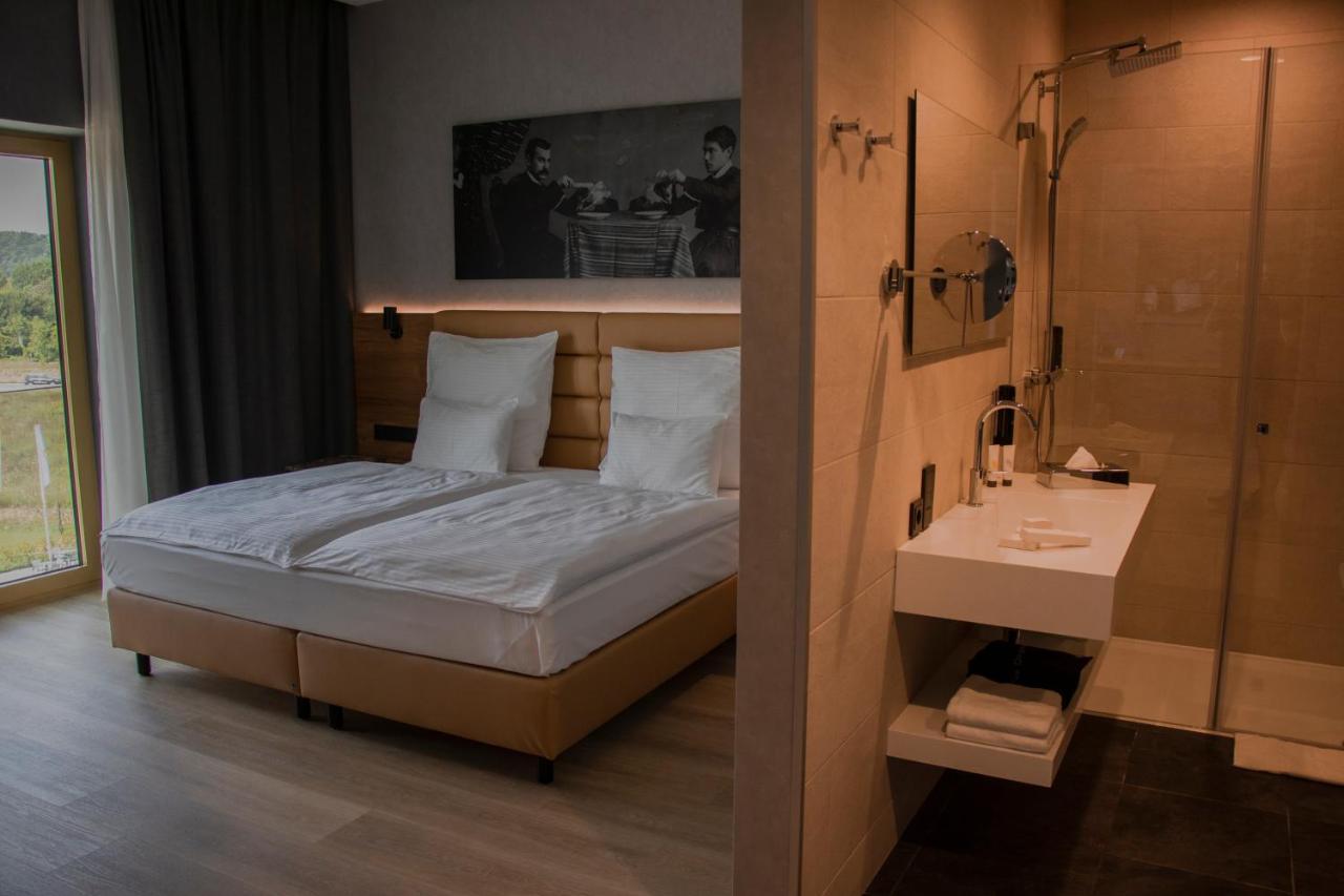 Mk Hotel Tirana Rinas Exteriér fotografie A room at the hotel