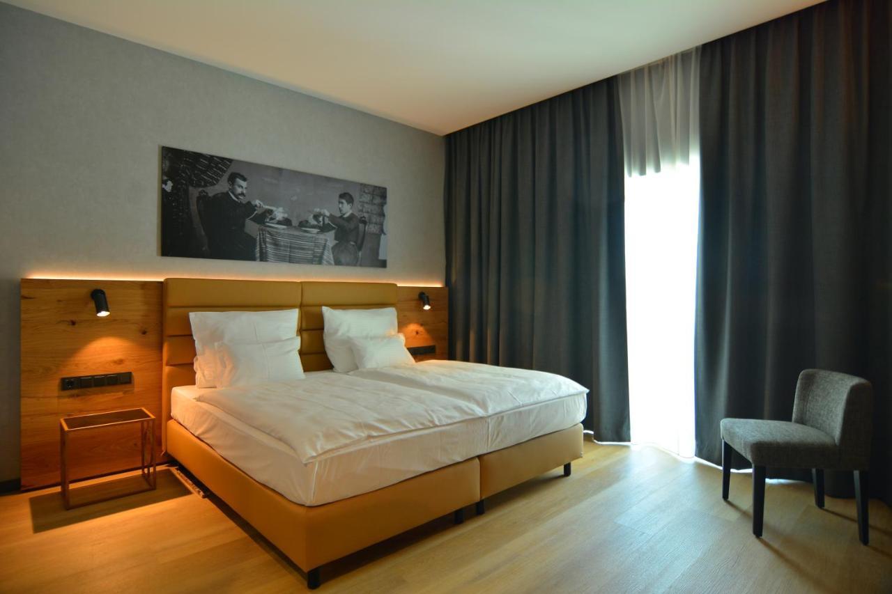 Mk Hotel Tirana Rinas Exteriér fotografie A room at the Hotel de la Poste