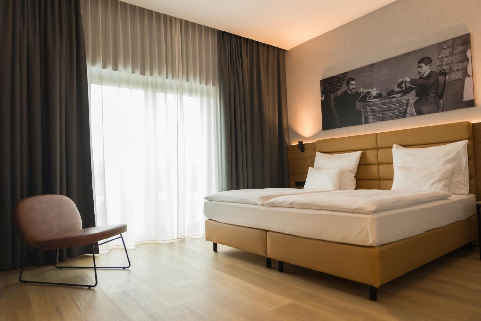 Mk Hotel Tirana Rinas Exteriér fotografie A room at the Hotel Axelmannstein